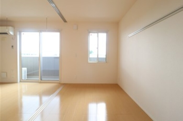 居室・リビング　同建物別部屋写真