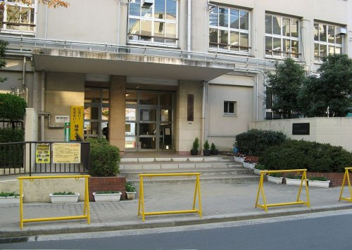 小学校　成育小学校（小学校）まで613m