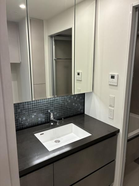 洗面設備　ゆったりとスペースのある洗面所