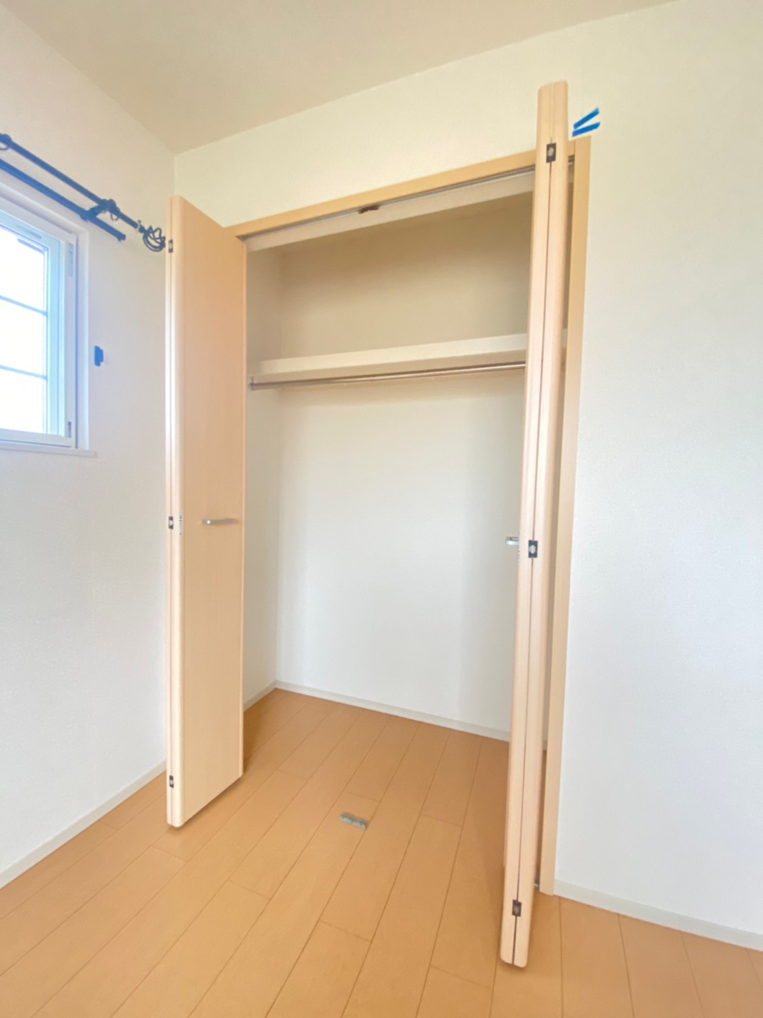 収納　※角部屋の写真です、側面の窓はございません