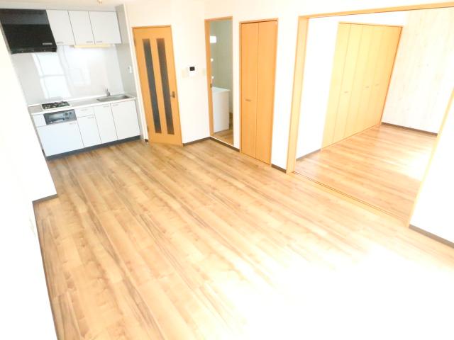 居室・リビング　こちらの居間で趣味の時間をお楽しみください