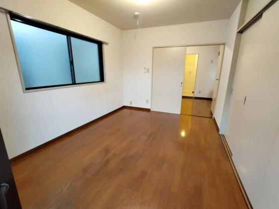 居室・リビング　２面採光の洋室♪