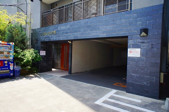 エントランス　建物の内部です