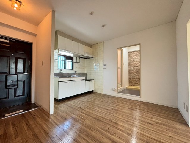 居室・リビング　同物件、別号室の写真です。