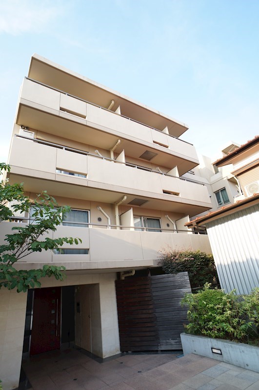 建物外観　安心して住める人気設備、オートロック付き。