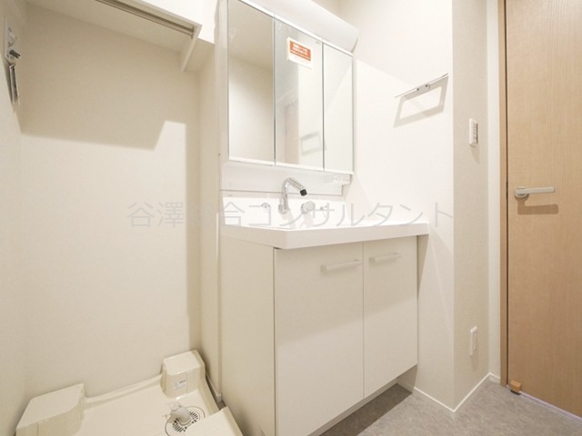 洗面設備　洗髪洗面化粧台、三面鏡