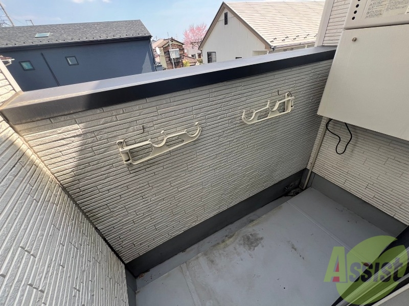 バルコニー　バルコニーには低い位置に物干しがあるので布団なども干せますね