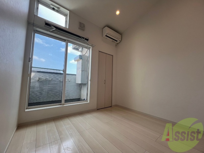 居室・リビング　高い天井は開放感があり日差しも入るリビングです