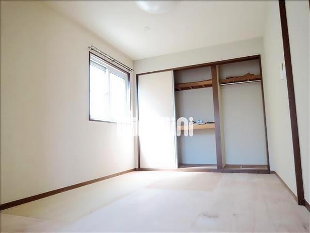 収納　北西側和室です。収納が２つあります。