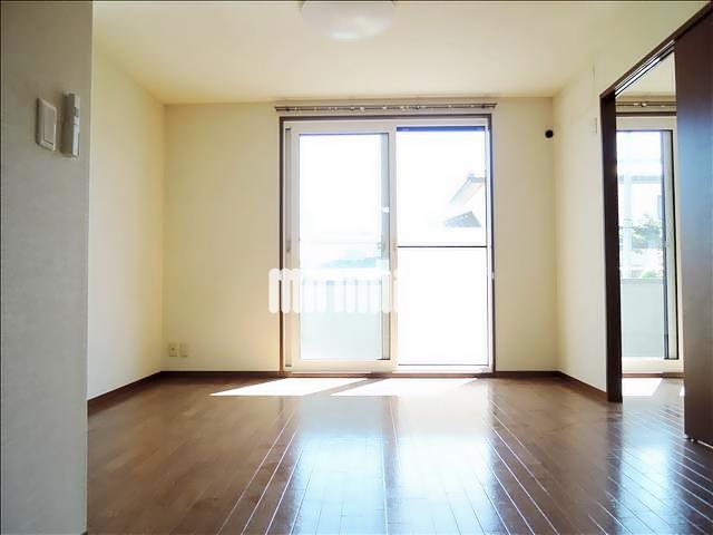 居室・リビング　南東側洋室です。７．２帖のお部屋です。