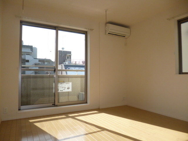 居室・リビング　★白を基調とした明るい角部屋です★