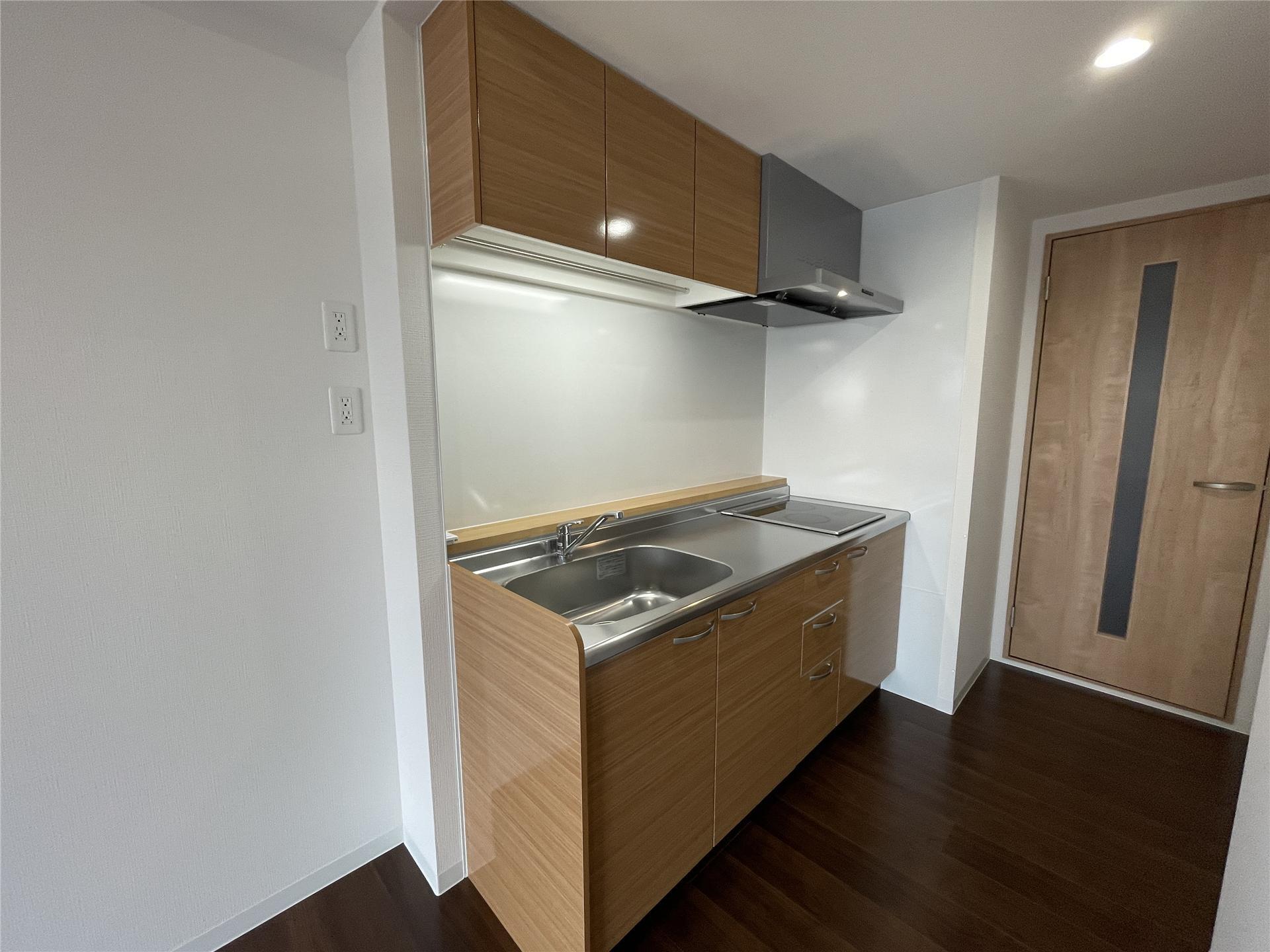 キッチン　ライニング付き、磁石のつくホーロー製の壁です