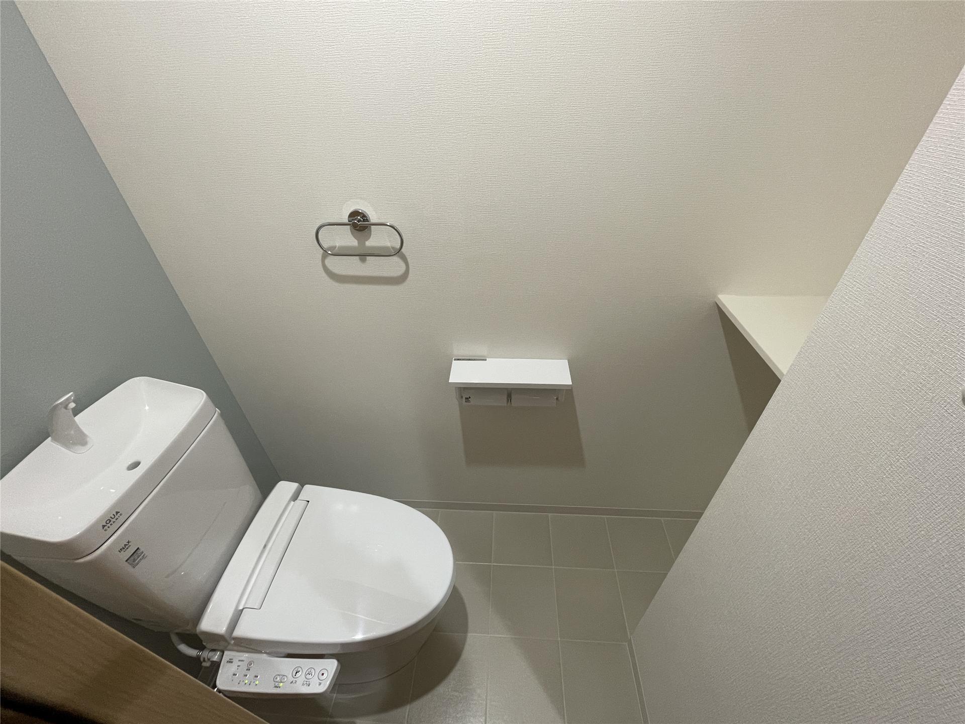 トイレ　トイレにも収納が付いています