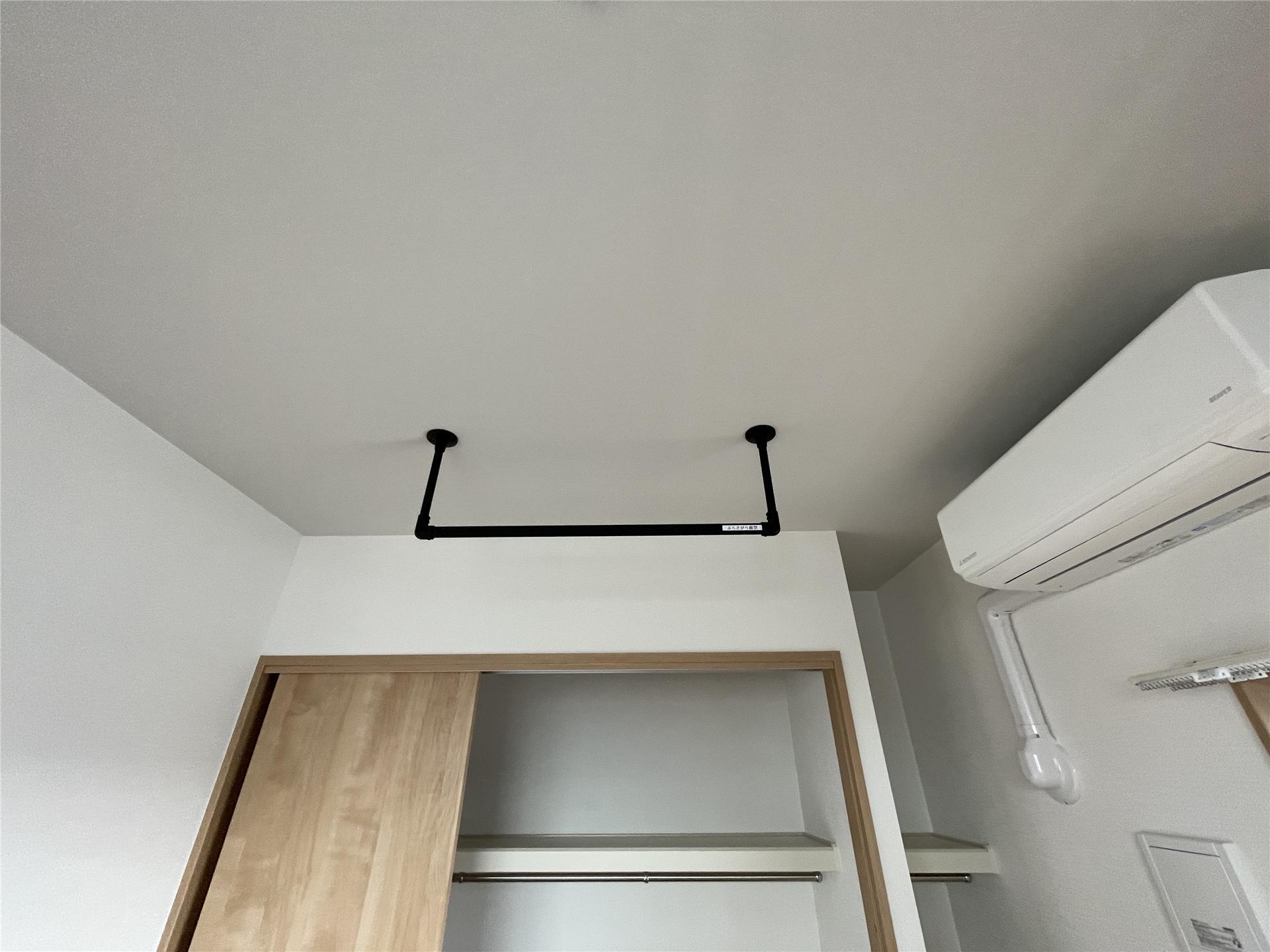 その他設備　室内物干しはおしゃれなアイアンバーです