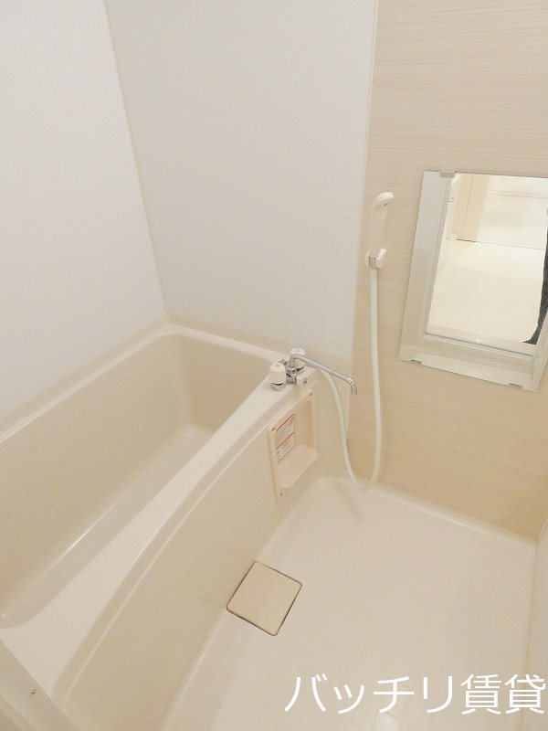 バス・シャワールーム　別号室タイプの為、現状を優先致します。
