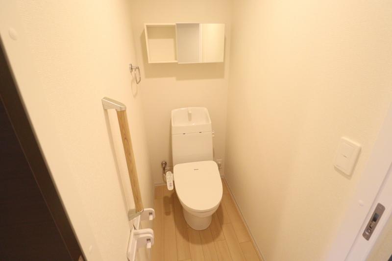 トイレ　温水洗浄便座付き