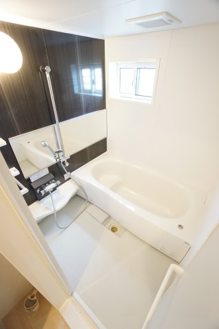 バス・シャワールーム　※同物件、同タイプの写真になります（写真は角部屋です）。