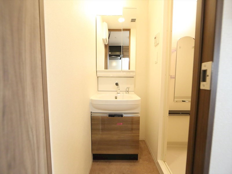 洗面設備　脱衣所　独立洗面台（シャンプードレッサー付）収納スペース有