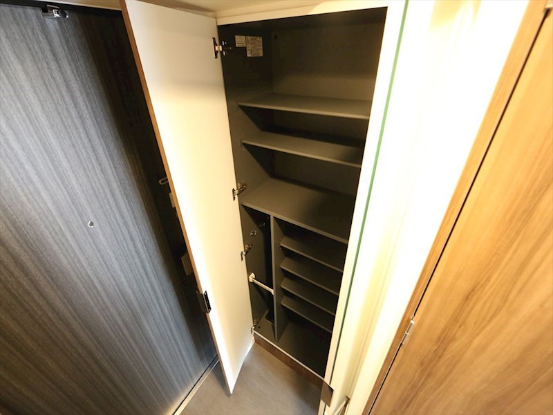 玄関　玄関　シューズボックス付（収納充実してます）