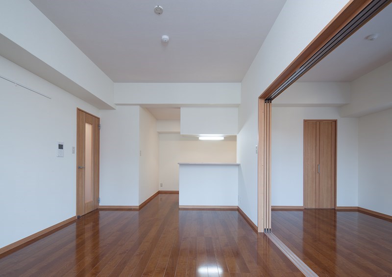 居室・リビング　リビング、ベッドルームを繋げると20帖越えと広々使えます。※