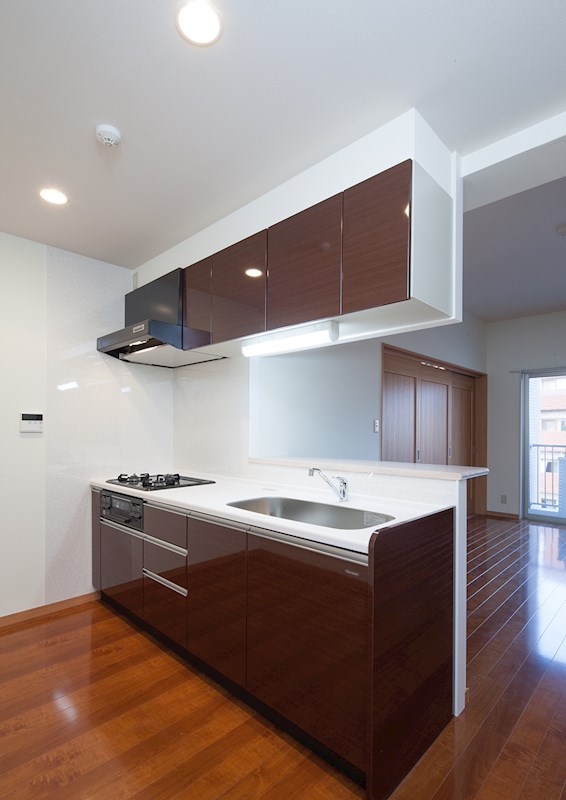 キッチン　3口コンロのシステムキッチンを採用。※同じ物件の別号室の写真