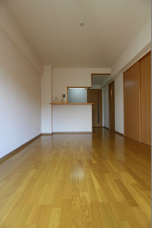 居室・リビング　別室の写真参照。