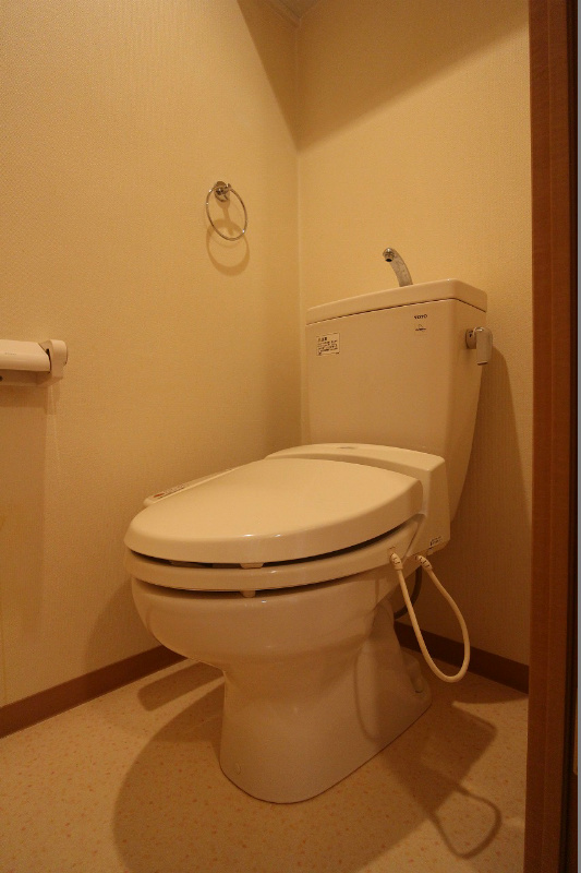 トイレ　温水洗浄便座付。