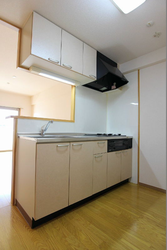 キッチン　別室の写真参照。グリル付のシステムキッチン。