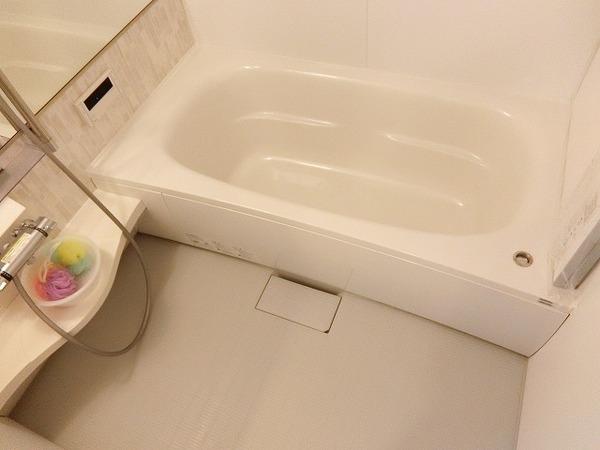 バス・シャワールーム　浴室乾燥機、追焚機能付の広々バスルーム！