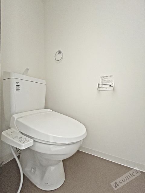 トイレ　人気アイテムの温水洗浄便座。清潔感のあるトイレです。