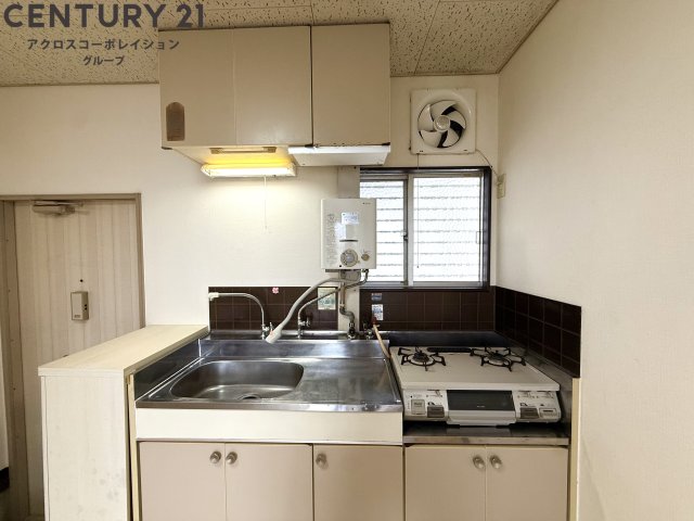キッチン　2口ガスコンロ付きのシンプルなキッチン