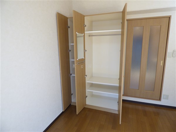 収納　可動棚や扉についたミラーなどが使いやすいクローゼット！