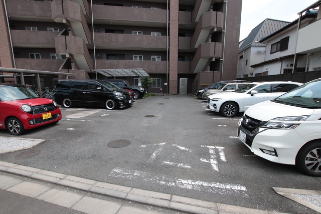 駐車場　★敷地内駐車場★（空き状況・使用料等詳細はご確認下さい）