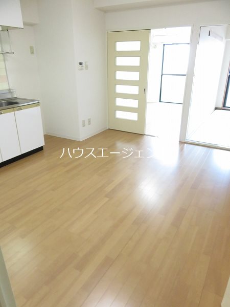 居室・リビング　テーブルを置いて…家族だんらんのダイニング