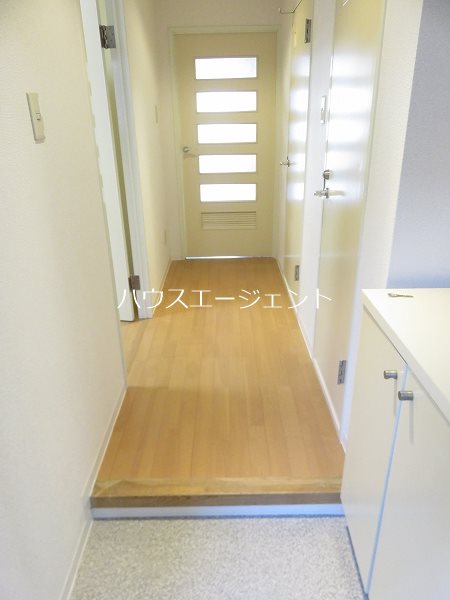 玄関　玄関広々しております。玄関入って廊下のあるタイプです。