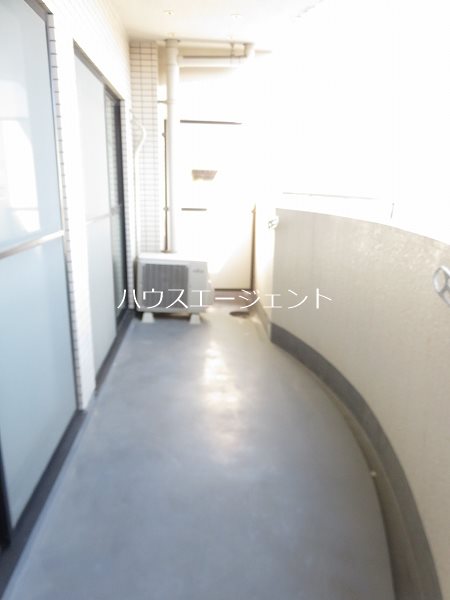 バルコニー　広いバルコニー。洗濯物がたくさん干せますね。