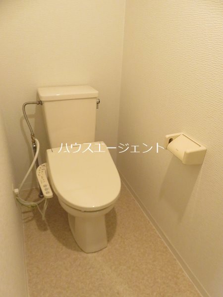 トイレ　もちろんバストイレ別。ウォシュレットに交換済。