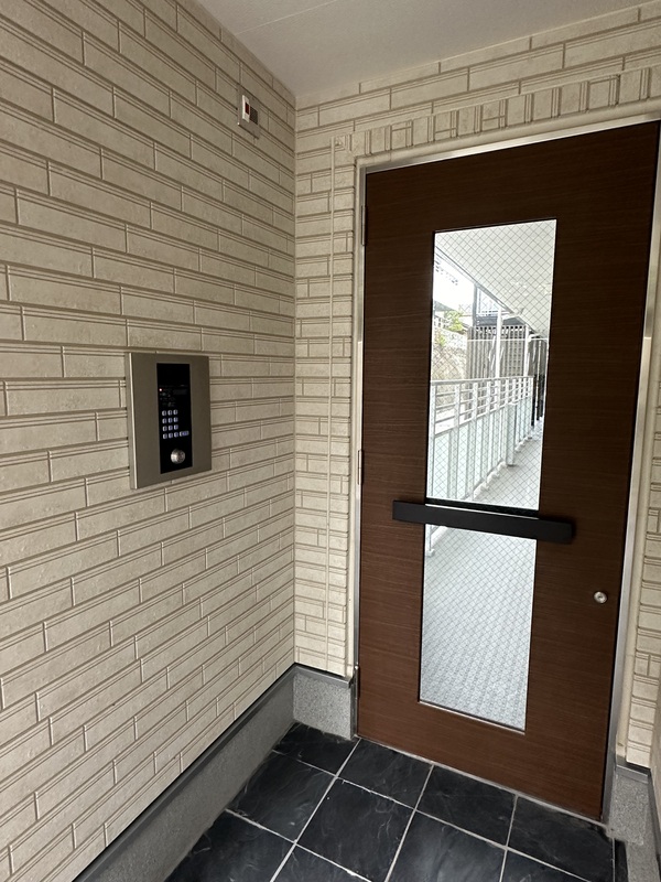 ロビー　オートロックドア