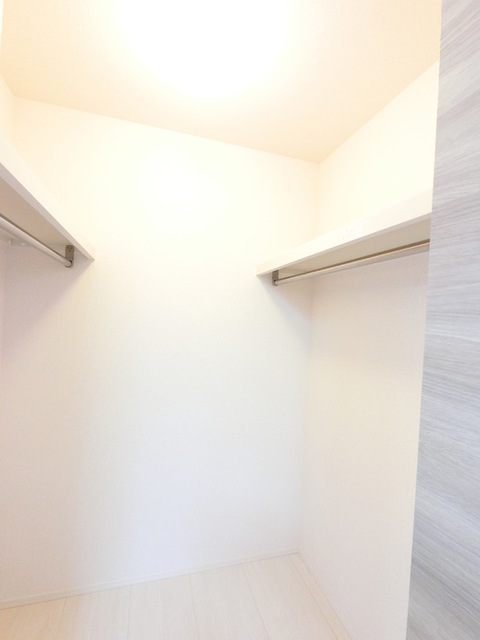 収納　衣類から大きな荷物までたくさん収納できます。