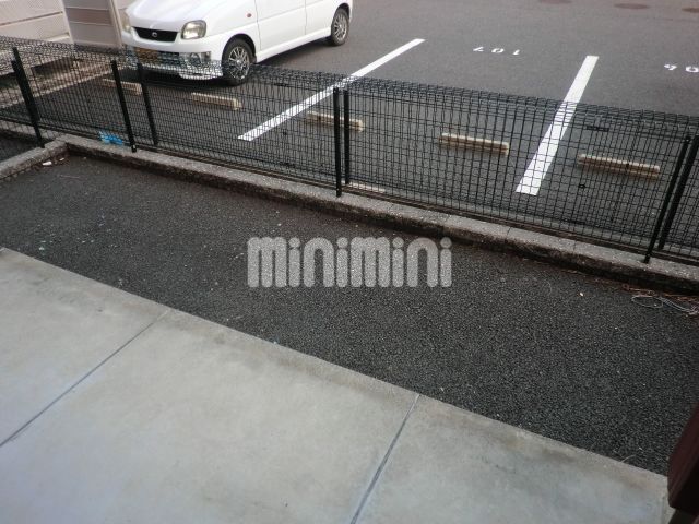 バルコニー　お庭も広々使えますよ。