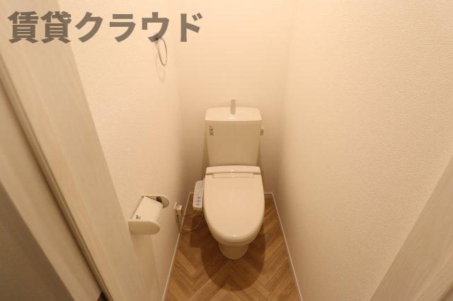 トイレ　ヘリンボーン柄の床がちょっとしたスペースをおしゃれ♪