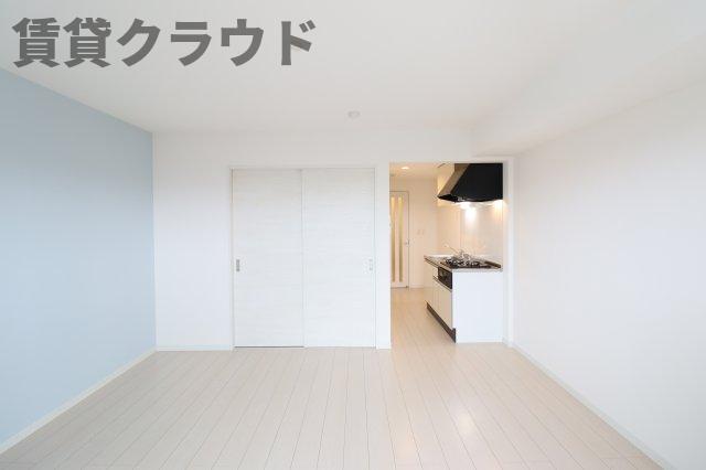 居室・リビング　パステルカラーのアクセントクロスがおしゃれ♪