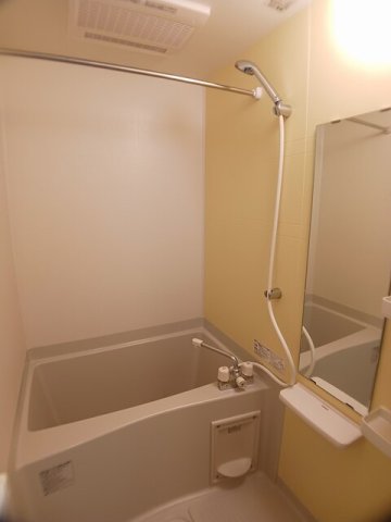 バス・シャワールーム　コンパクトで使いやすいお風呂です