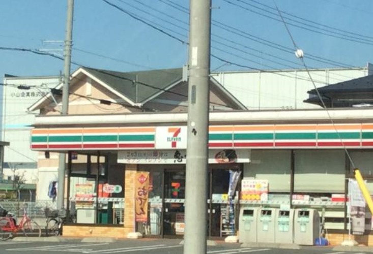 コンビニ　セブンイレブン草加手代町店（コンビニ）まで691m