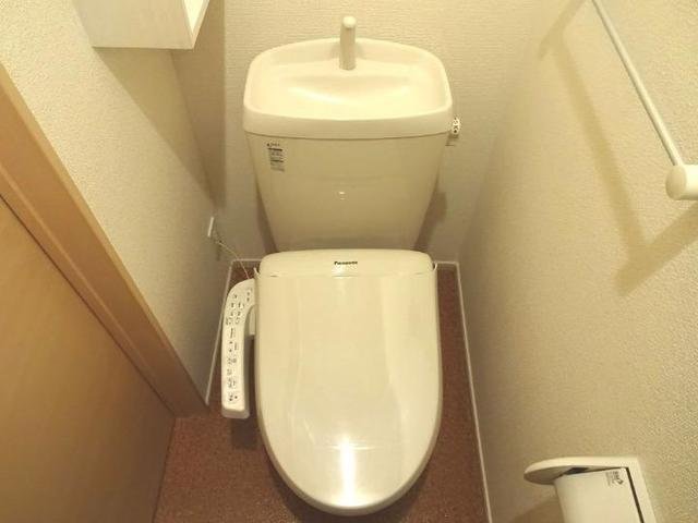トイレ　落ち着いた色調のトイレです
