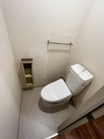 トイレ　別号室の写真です。ご参考までに