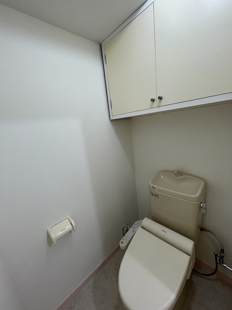 トイレ　温水洗浄機能付き便座※前回募集時の写真です。