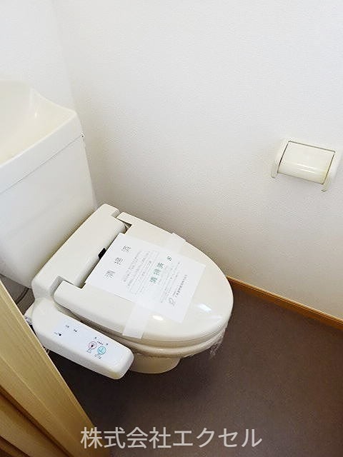 トイレ　温水洗浄便座です。