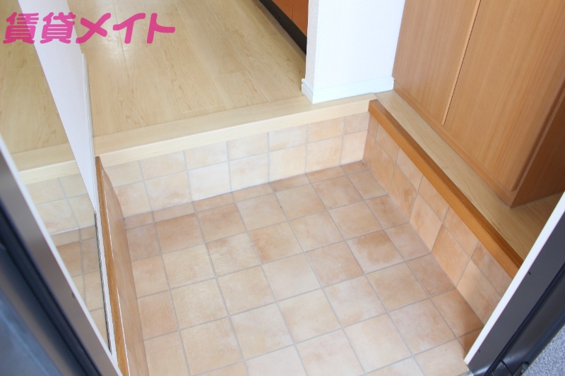 玄関　同タイプ部屋写真です。
