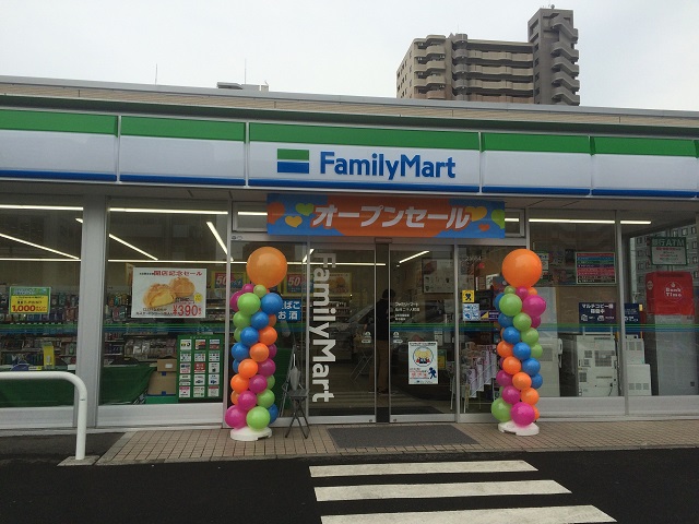 コンビニ　ファミリーマート東八番丁店（コンビニ）まで145m